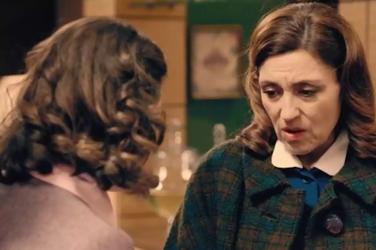 Manuela i Claudia conversen en un ambient interior, una d’elles sembla preocupada. Captura de ‘Sueños de libertad’. Manuela i Claudia conversen en un ambient interior, una d’elles sembla preocupada. Captura de ‘Sueños de libertad’.