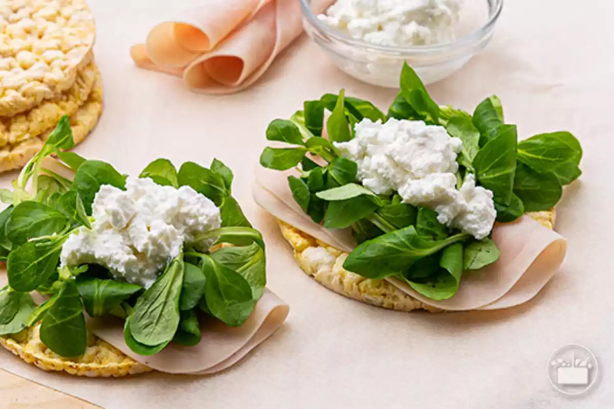 Coquetes d’arròs amb rodanxes de gall dindi, fulles verdes fresques i formatge ricotta Coquetes d’arròs amb rodanxes de gall dindi, fulles verdes fresques i formatge ricotta