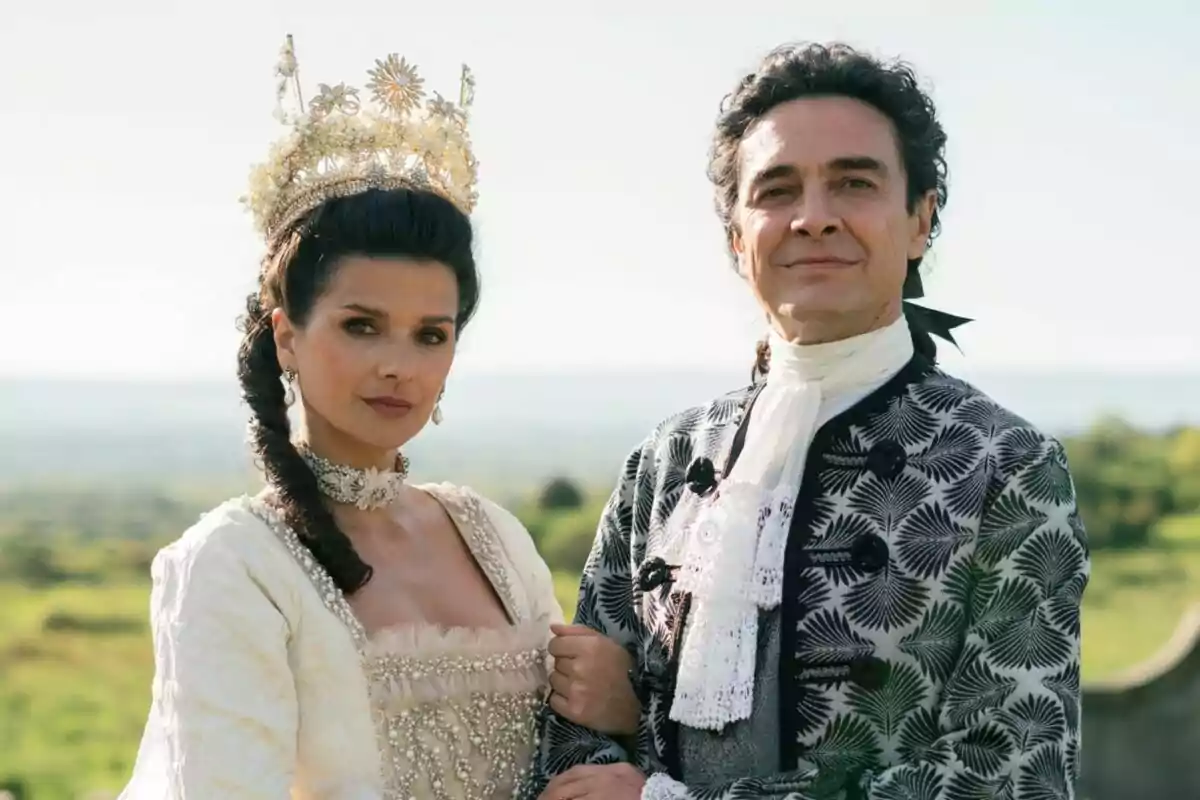 Sabela Arán y José Manuel Seda vestida con trajes elegantes de época posando al aire libre en un entorno natural de Valle Salvaje Sabela Arán y José Manuel Seda vestida con trajes elegantes de época posando al aire libre en un entorno natural de Valle Salvaje