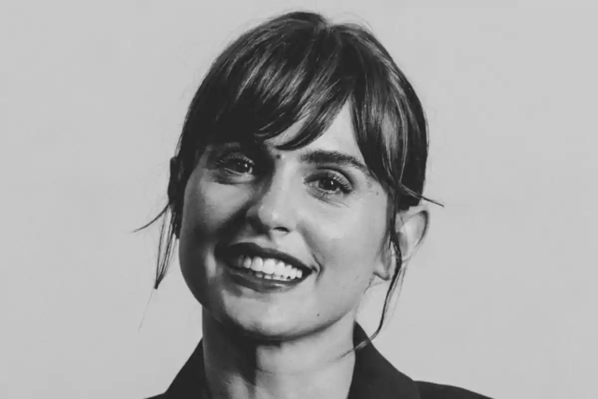 Verónica Echegui jove somrient en una fotografia en blanc i negre Verónica Echegui jove somrient en una fotografia en blanc i negre
