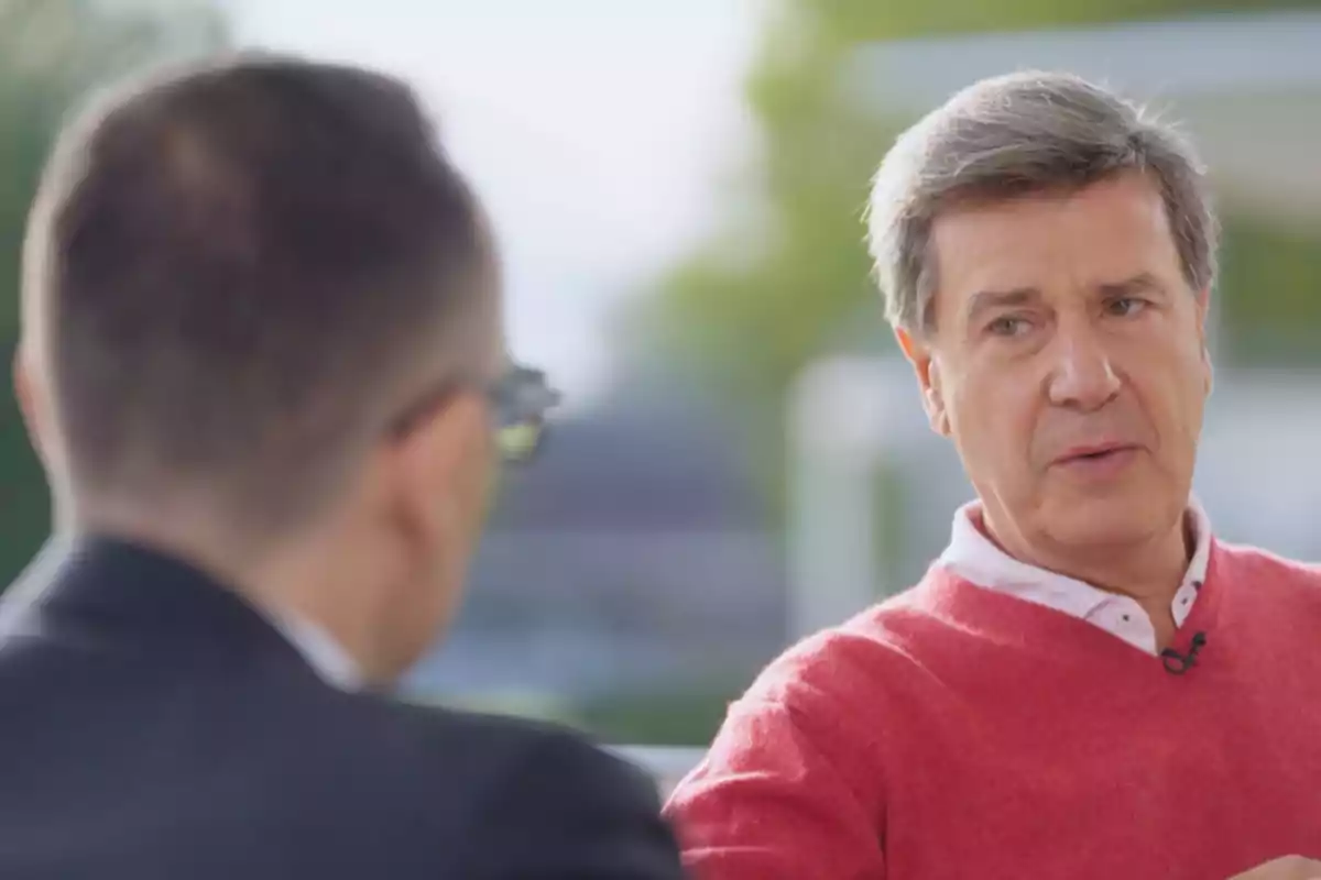 Risto Mejide i Cayetano Martínez de Irujo conversen a l’aire lliure, un d’ells porta un jersei vermell i l’altre vesteix amb un vestit fosc. Captura de ‘Viatjant amb Chester’ Risto Mejide i Cayetano Martínez de Irujo conversen a l’aire lliure, un d’ells porta un jersei vermell i l’altre vesteix amb un vestit fosc. Captura de ‘Viatjant amb Chester’