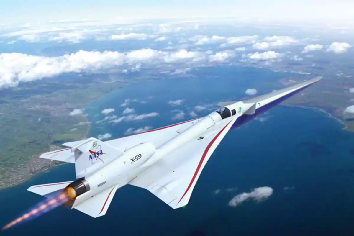 Avió experimental supersònic X-59 de la NASA volant sobre el mar amb núvols i la costa al fons Avió experimental supersònic X-59 de la NASA volant sobre el mar amb núvols i la costa al fons