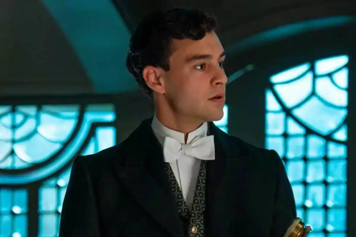 Xavi Lock amb una expressió de sorpresa i preocupació durant una escena de 'La Promesa'.