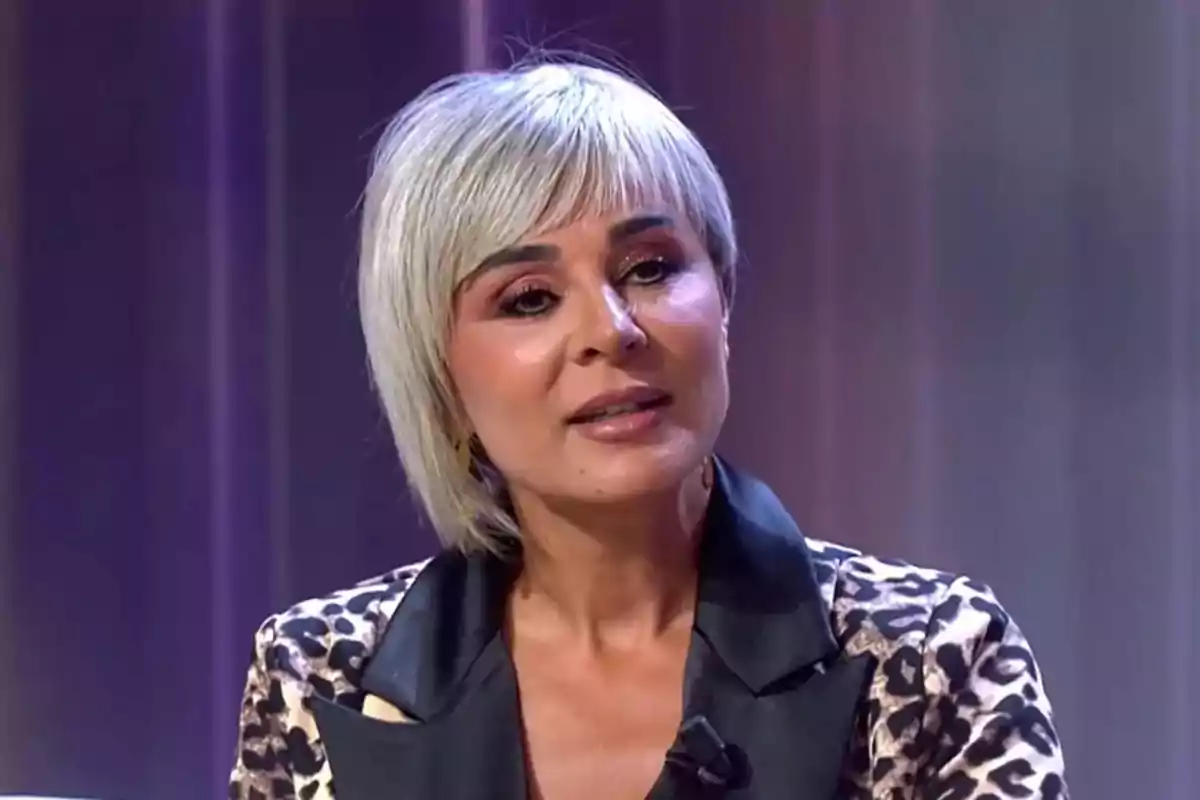Ana María Aldón amb jaqueta d’estampat animal asseguda en un plató de televisió