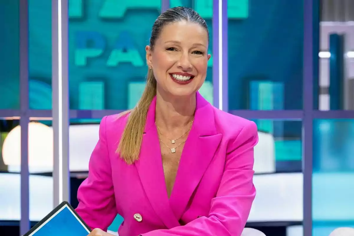 Anne Igartiburu sonriente con saco fucsia sentada en un set de Tal para cual moderno Anne Igartiburu sonriente con saco fucsia sentada en un set de Tal para cual moderno