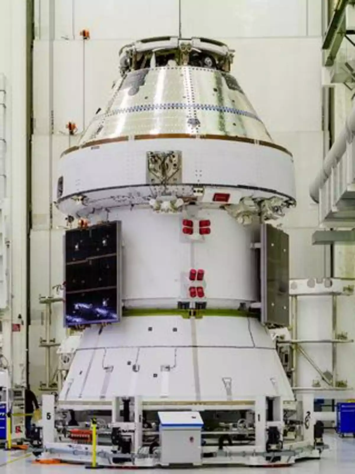 Cápsula espacial de Aramis II en color blanco y plateado en el interior de una instalación tecnológica