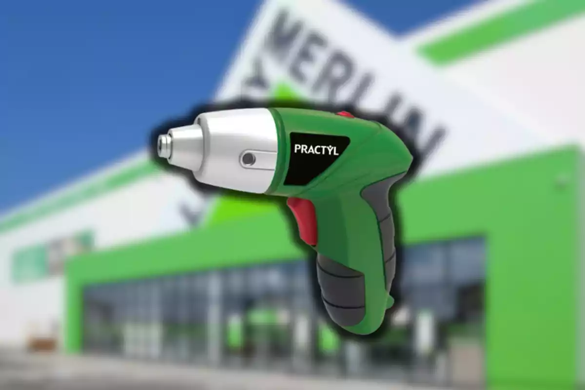 Tornavís elèctric verd de la marca Practyl amb fons de botiga desenfocat Tornavís elèctric verd de la marca Practyl amb fons de botiga desenfocat