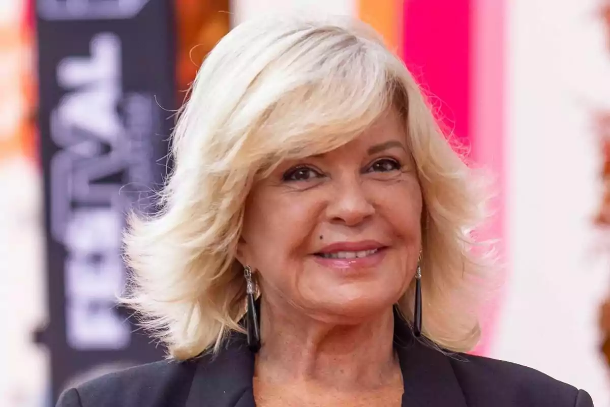 Bárbara Rey rossa de cabell curt i ondulat somrient amb un fons colorit desenfocat de Ballant amb les Estrelles Bárbara Rey rossa de cabell curt i ondulat somrient amb un fons colorit desenfocat de Ballant amb les Estrelles