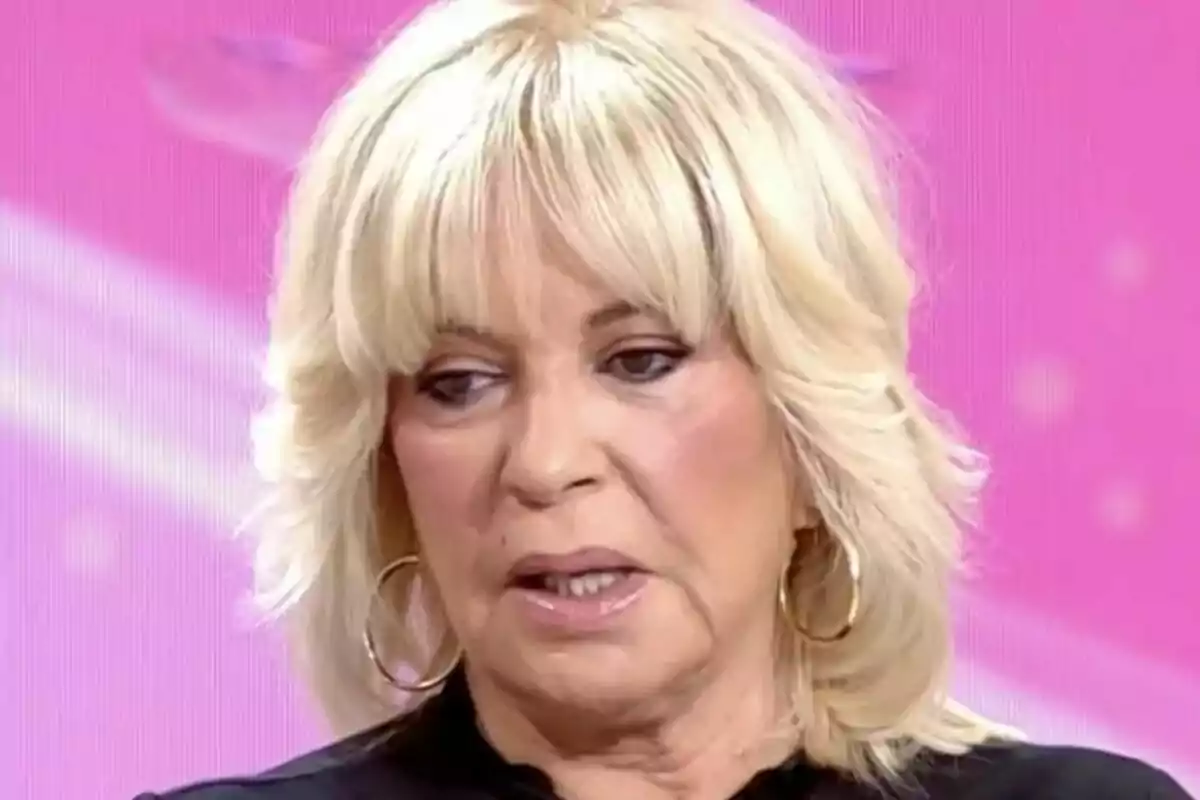 Primer plano de Bárbara Rey con expresión seria y fondo rosa. Primer plano de Bárbara Rey con expresión seria y fondo rosa.