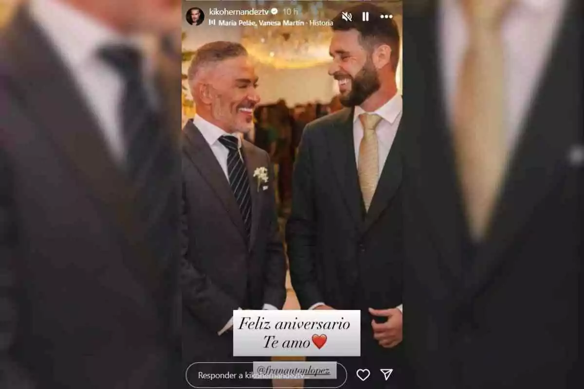 Kiko Hernández y Fran Antón vestidos de traje sonríen y se miran con cariño en lo que parece ser una celebración elegante, con un mensaje que dice feliz aniversario te amo acompañado de un corazón rojo Kiko Hernández y Fran Antón vestidos de traje sonríen y se miran con cariño en lo que parece ser una celebración elegante, con un mensaje que dice feliz aniversario te amo acompañado de un corazón rojo