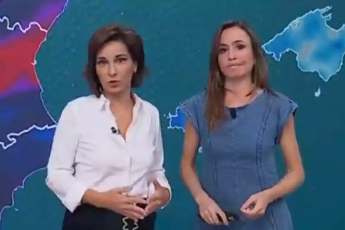 Dos presentadoras de pie frente a un mapa del clima en un estudio de televisión, una de ellas es Adela González en 'Mañaneros'. Dos presentadoras de pie frente a un mapa del clima en un estudio de televisión, una de ellas es Adela González en 'Mañaneros'.