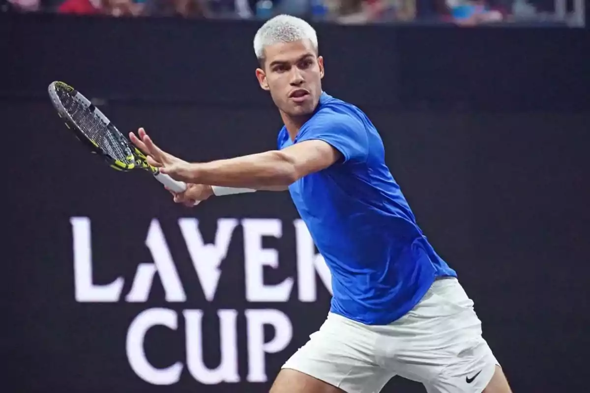 El tennista Carlos Alcaraz amb samarreta blava i pantalons curts blancs colpejant la pilota durant un partit a la Laver Cup El tennista Carlos Alcaraz amb samarreta blava i pantalons curts blancs colpejant la pilota durant un partit a la Laver Cup