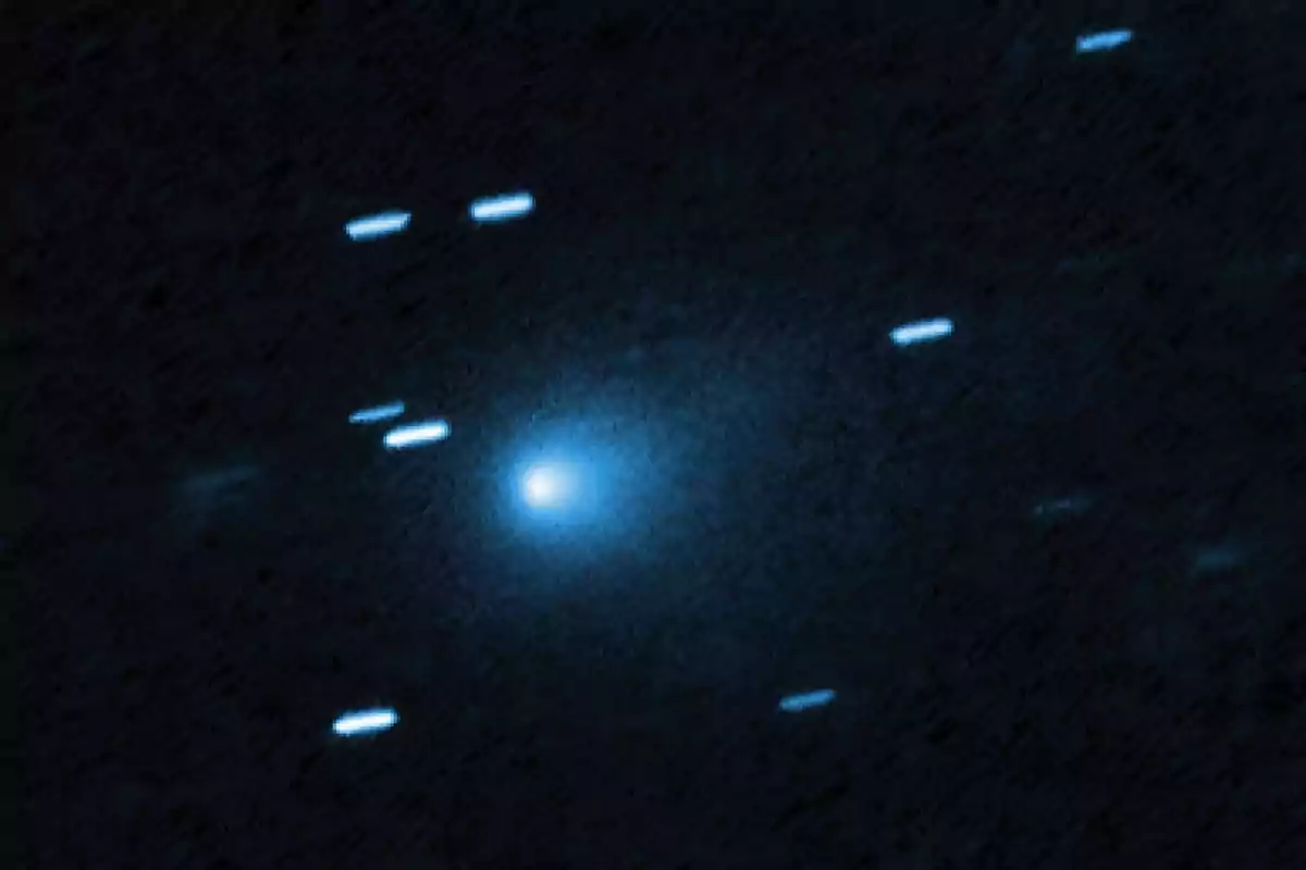 Imagen de el cometa interestelar 3I/ATLAS brillante en el espacio con un fondo oscuro y varias líneas de luz a su alrededor Imagen de el cometa interestelar 3I/ATLAS brillante en el espacio con un fondo oscuro y varias líneas de luz a su alrededor