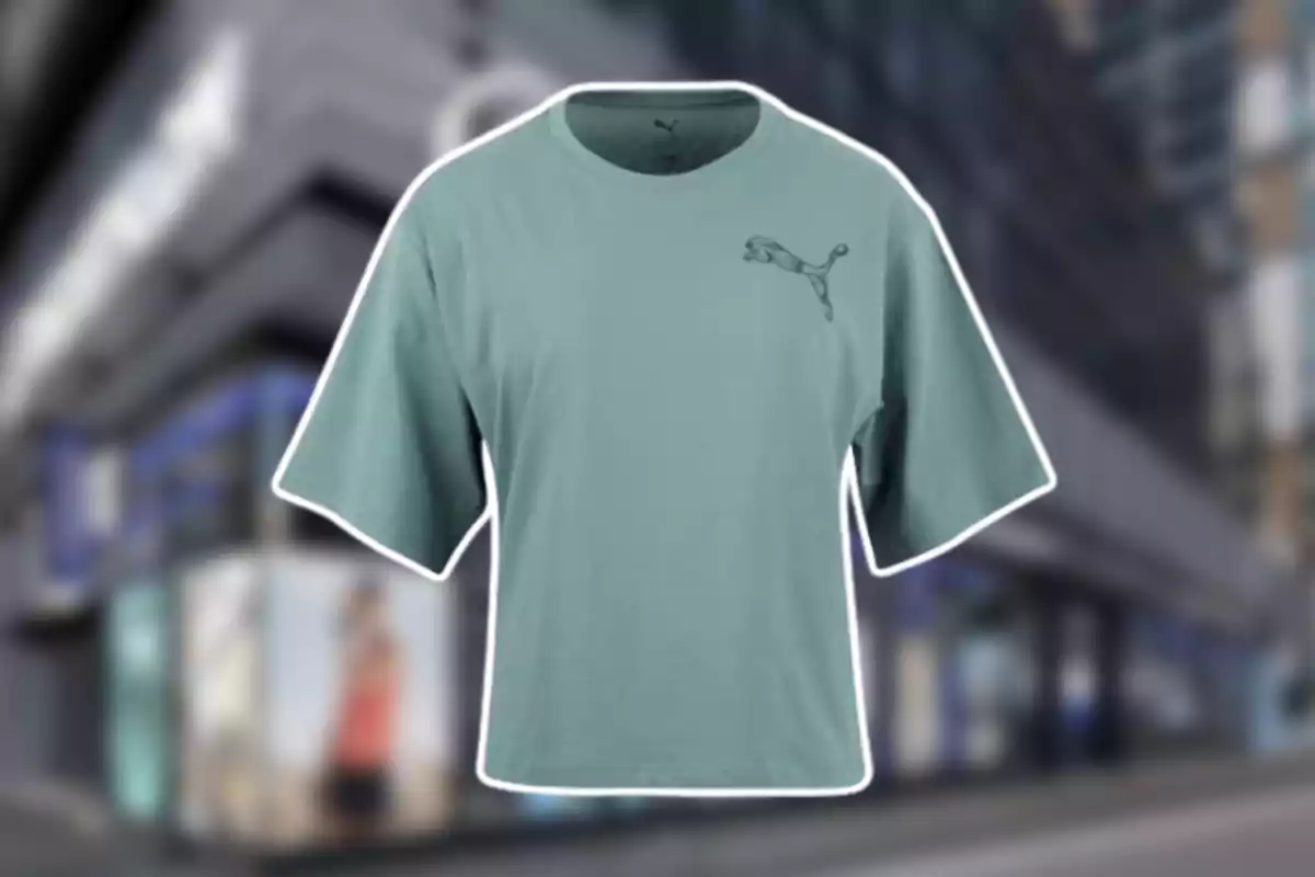 Samarreta verda de màniga curta amb el logotip de Puma al pit sobre un fons urbà desenfocat