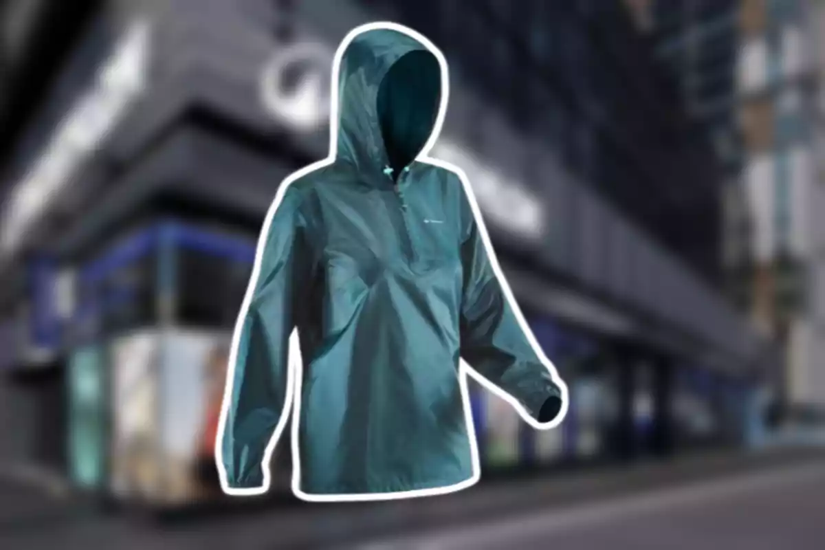 Jaqueta impermeable amb caputxa de color verd sobre un fons urbà desenfocat Jaqueta impermeable amb caputxa de color verd sobre un fons urbà desenfocat