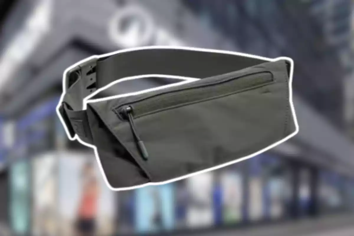 Ronyonera negra amb cremallera al davant sobre un fons urbà desenfocat