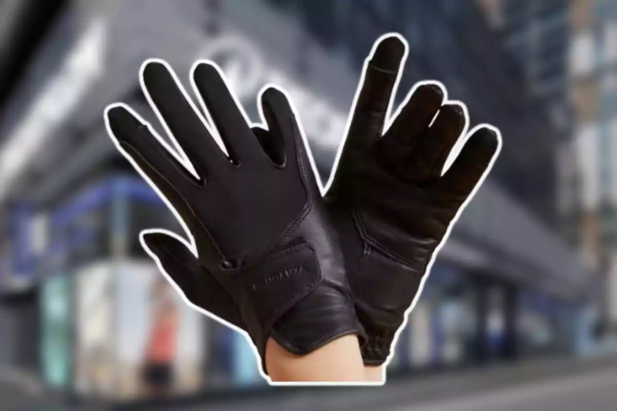 Mans amb guants negres de cuir amb un fons urbà desenfocat Mans amb guants negres de cuir amb un fons urbà desenfocat