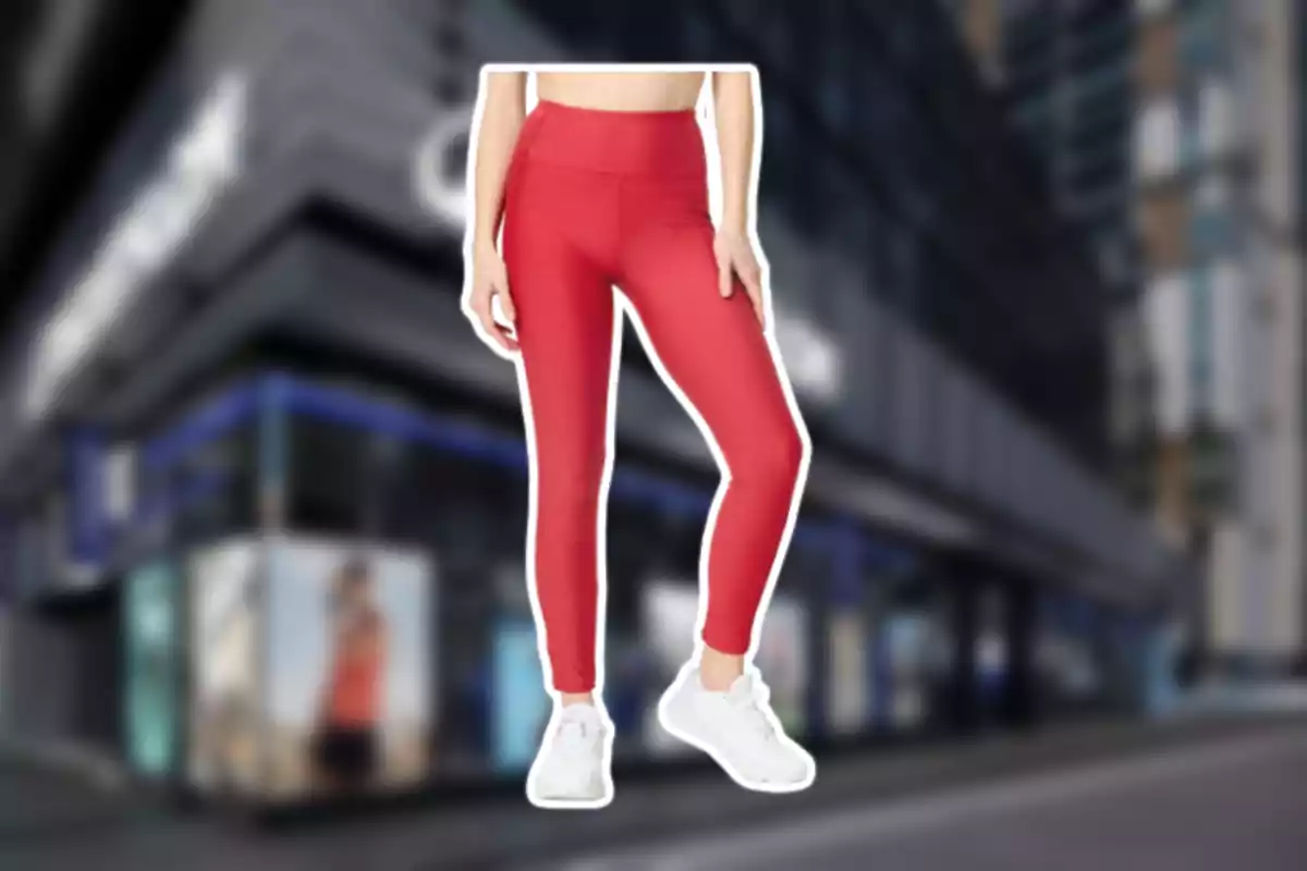 Dona amb malles vermelles i vambes blanques davant d’un edifici modern desenfocat