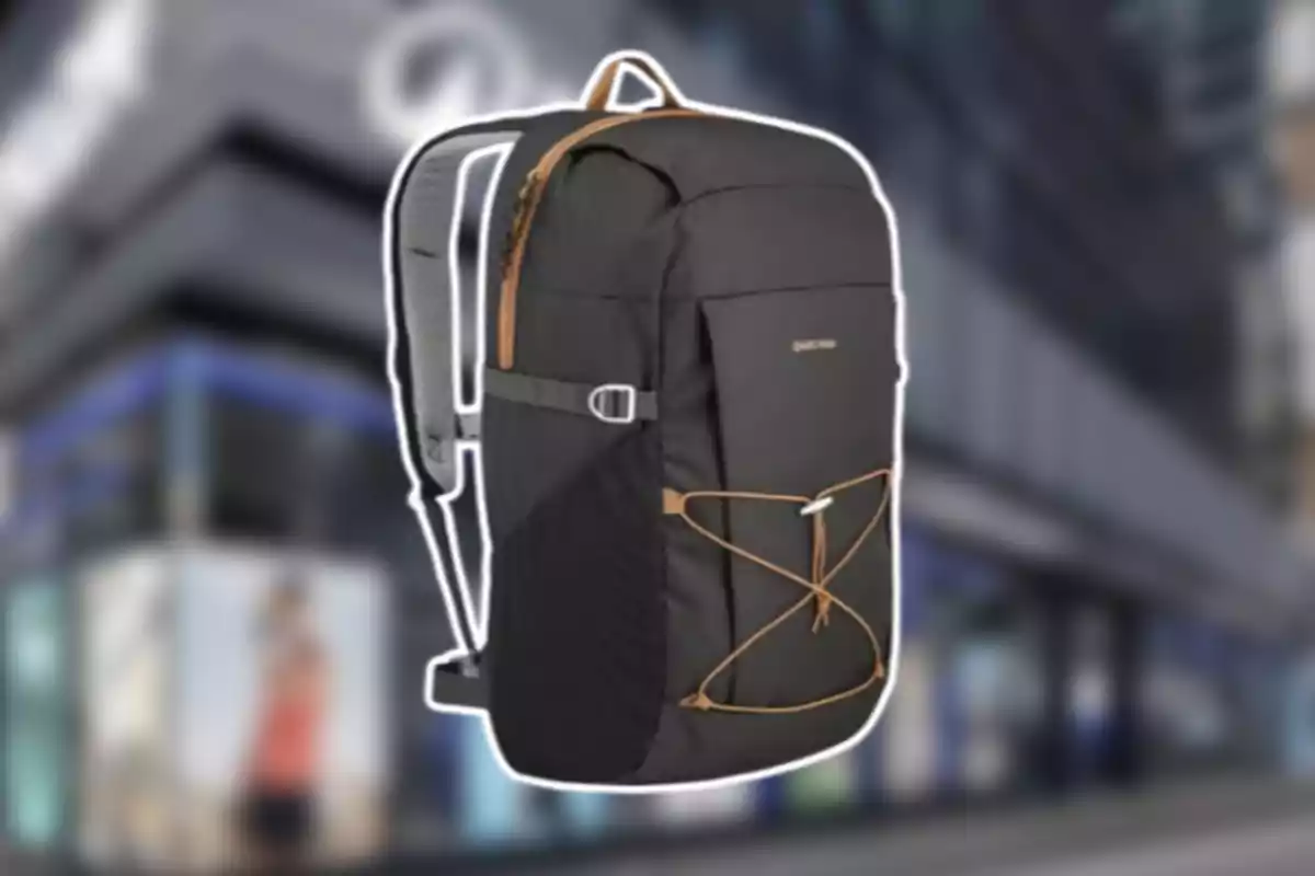 Motxilla negra amb detalls marrons sobre un fons urbà desenfocat Motxilla negra amb detalls marrons sobre un fons urbà desenfocat