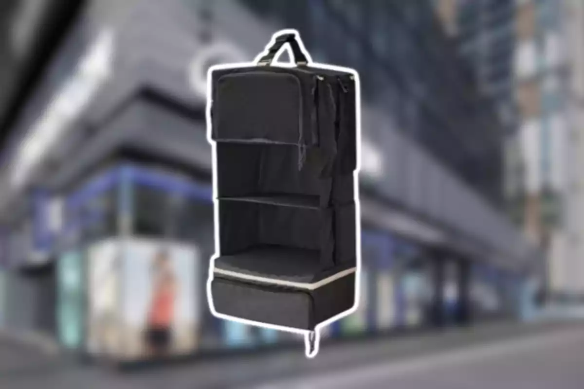 Organitzador de viatge negre amb diversos compartiments i fons urbà desenfocat Organitzador de viatge negre amb diversos compartiments i fons urbà desenfocat