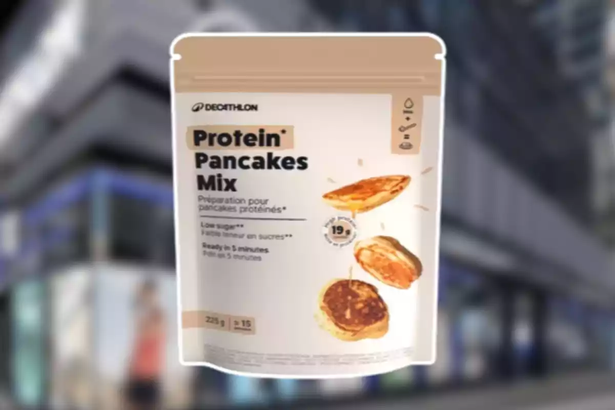 Bossa de barreja per a pancakes de proteïna de la marca Decathlon amb imatges de pancakes i text informatiu a l’envàs