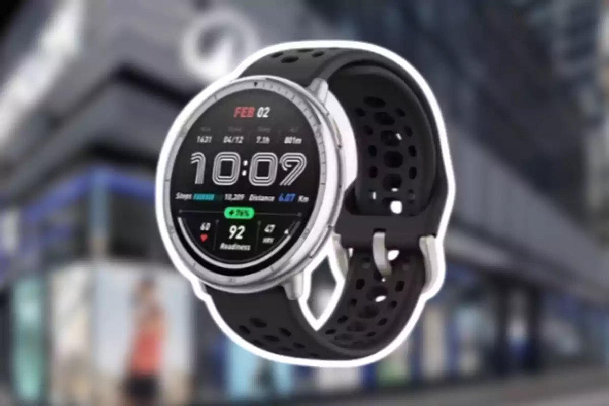 Rellotge intel·ligent esportiu amb corretja negra i pantalla digital mostrant l’hora i dades d’activitat física sobre un fons urbà desenfocat