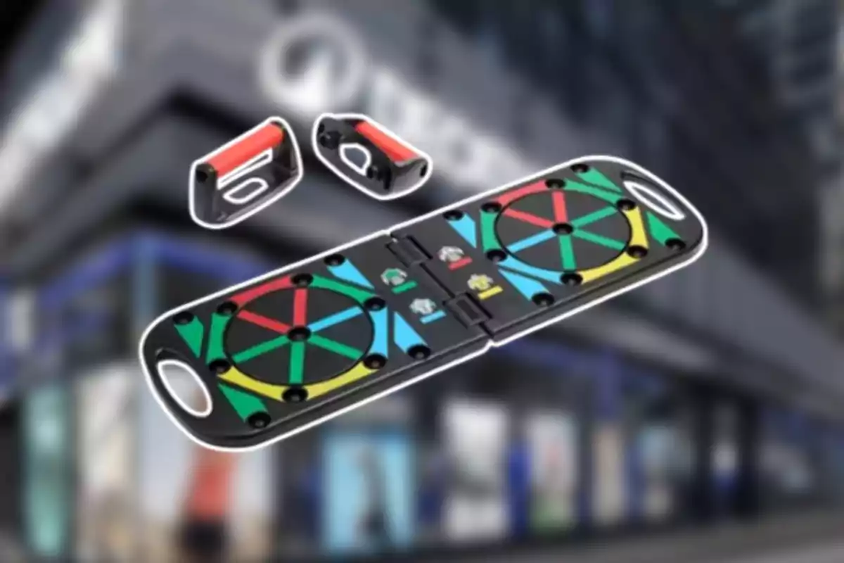 Controlador de videojoc amb colors cridaners i disseny plegable sobre un fons urbà desenfocat