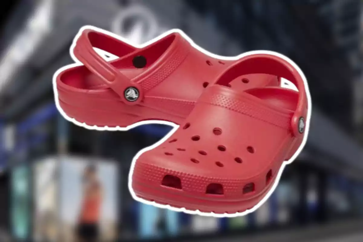 Un parell de sandàlies tipus Crocs vermelles amb el fons desenfocat d’una botiga Un parell de sandàlies tipus Crocs vermelles amb el fons desenfocat d’una botiga