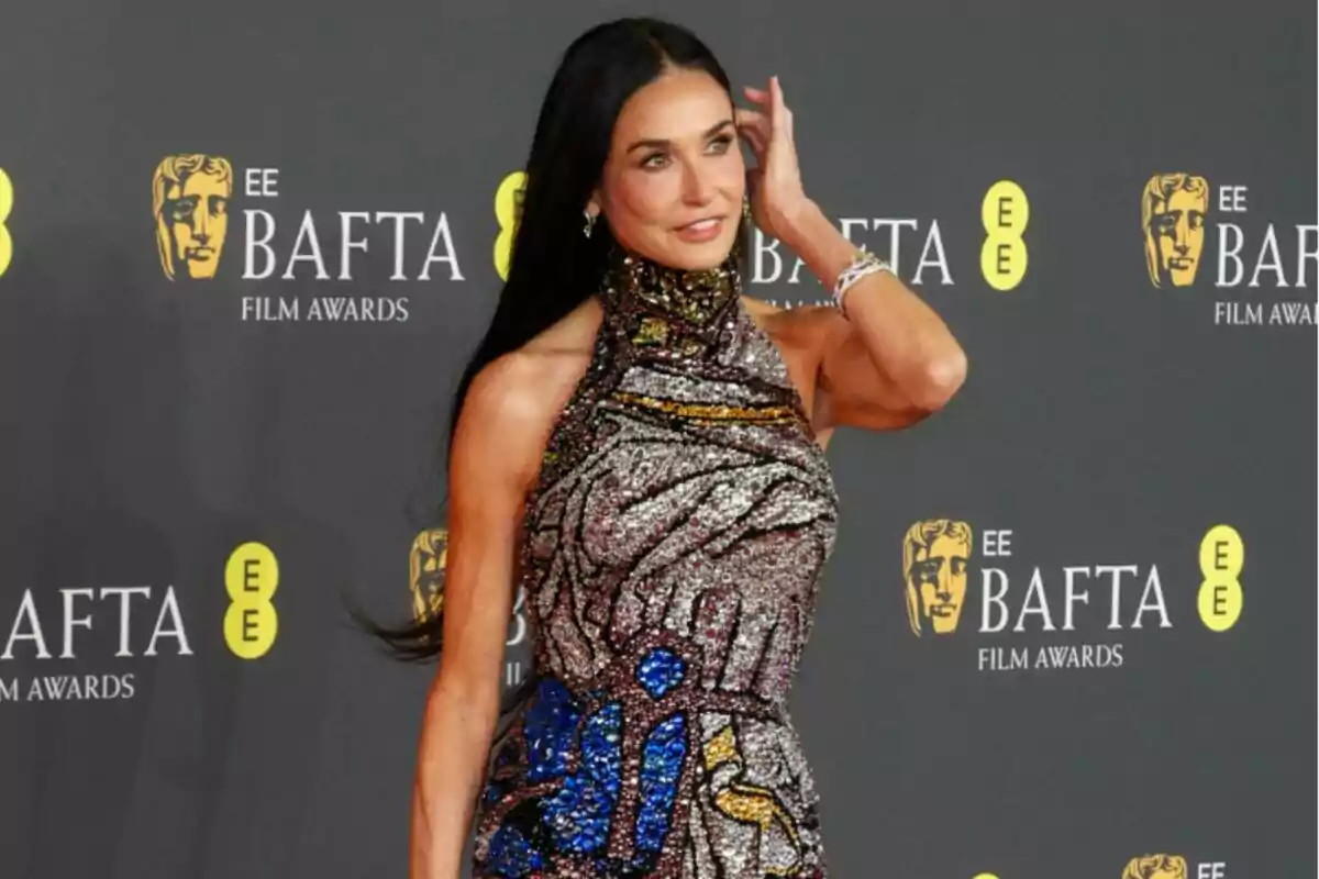 Demi Moore amb vestit brillant posant a la catifa vermella dels premis BAFTA Demi Moore amb vestit brillant posant a la catifa vermella dels premis BAFTA