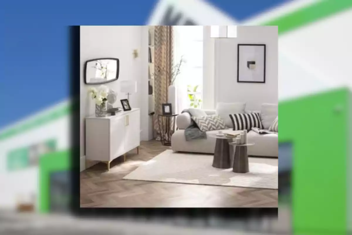 Sala moderna amb sofà clar, coixins decoratius, catifa beix, taules de centre metàl·liques i mobles blancs amb detalls daurats.