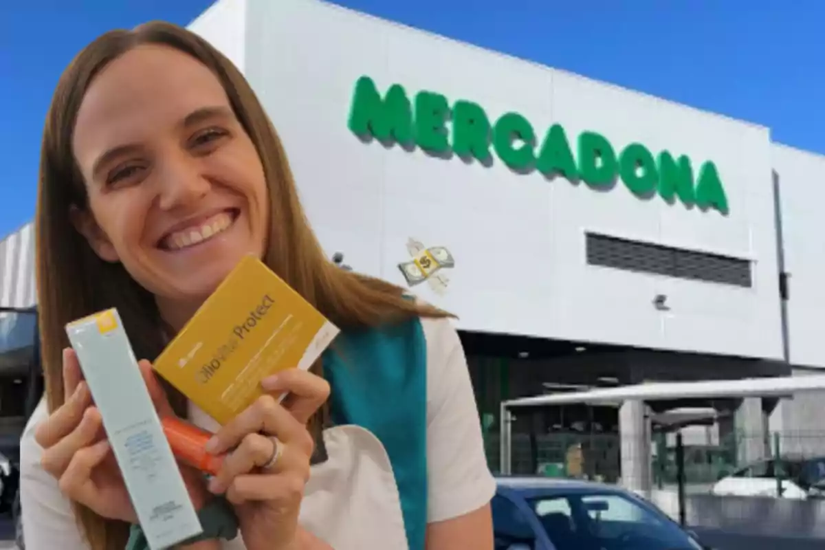 Dona somrient sostenint productes davant d’un supermercat Mercadona