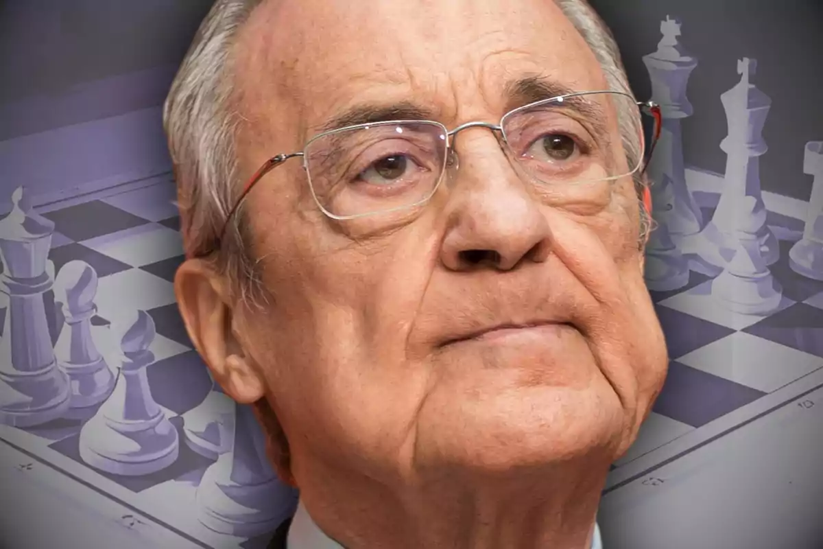 Home gran amb ulleres i expressió seriosa davant d’un tauler d’escacs difuminat. Home gran amb ulleres i expressió seriosa davant d’un tauler d’escacs difuminat.