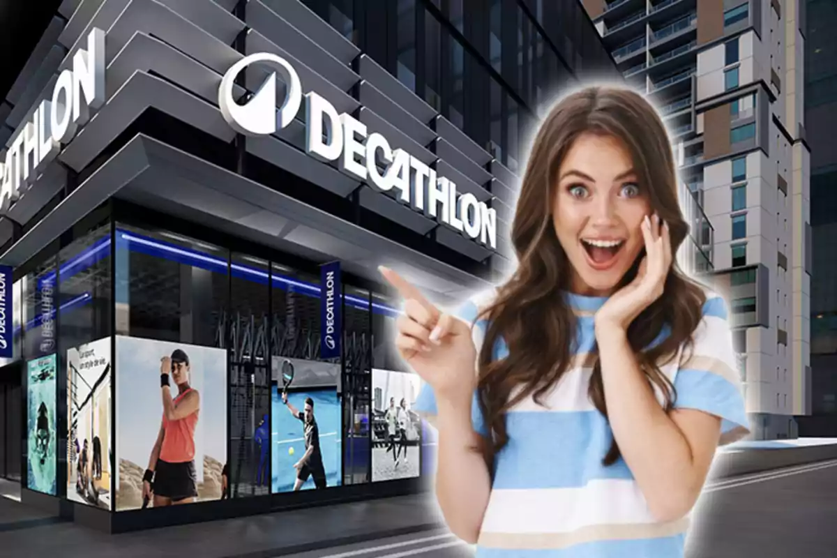 Dona jove amb expressió de sorpresa i alegria assenyalant una botiga de Decathlon en una ciutat moderna Dona jove amb expressió de sorpresa i alegria assenyalant una botiga de Decathlon en una ciutat moderna