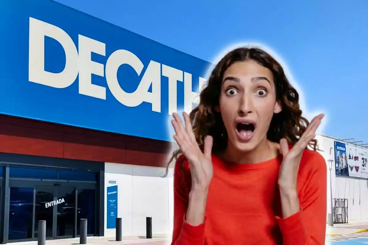 Dona sorpresa davant d’una botiga Decathlon en un dia assolellat Dona sorpresa davant d’una botiga Decathlon en un dia assolellat