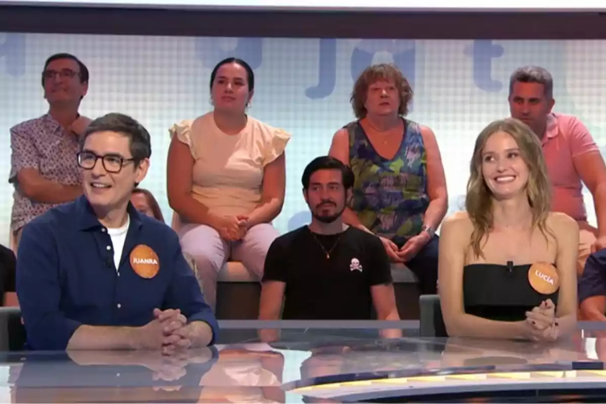Juanra Bonet i Lucía Guerrero asseguts a 'Pasapalabra' amb públic al fons