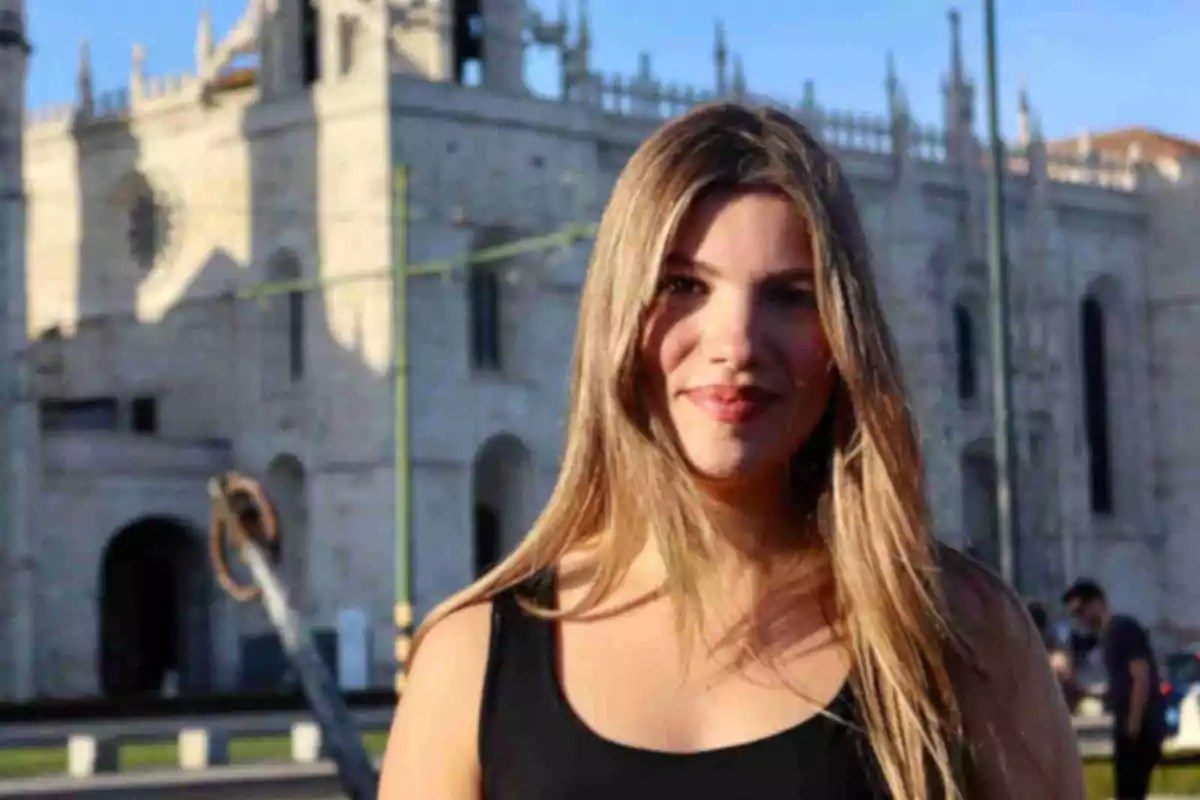 La infanta Sofia de cabells llargs i rossos somriu a l’aire lliure amb un edifici històric de fons La infanta Sofia de cabells llargs i rossos somriu a l’aire lliure amb un edifici històric de fons