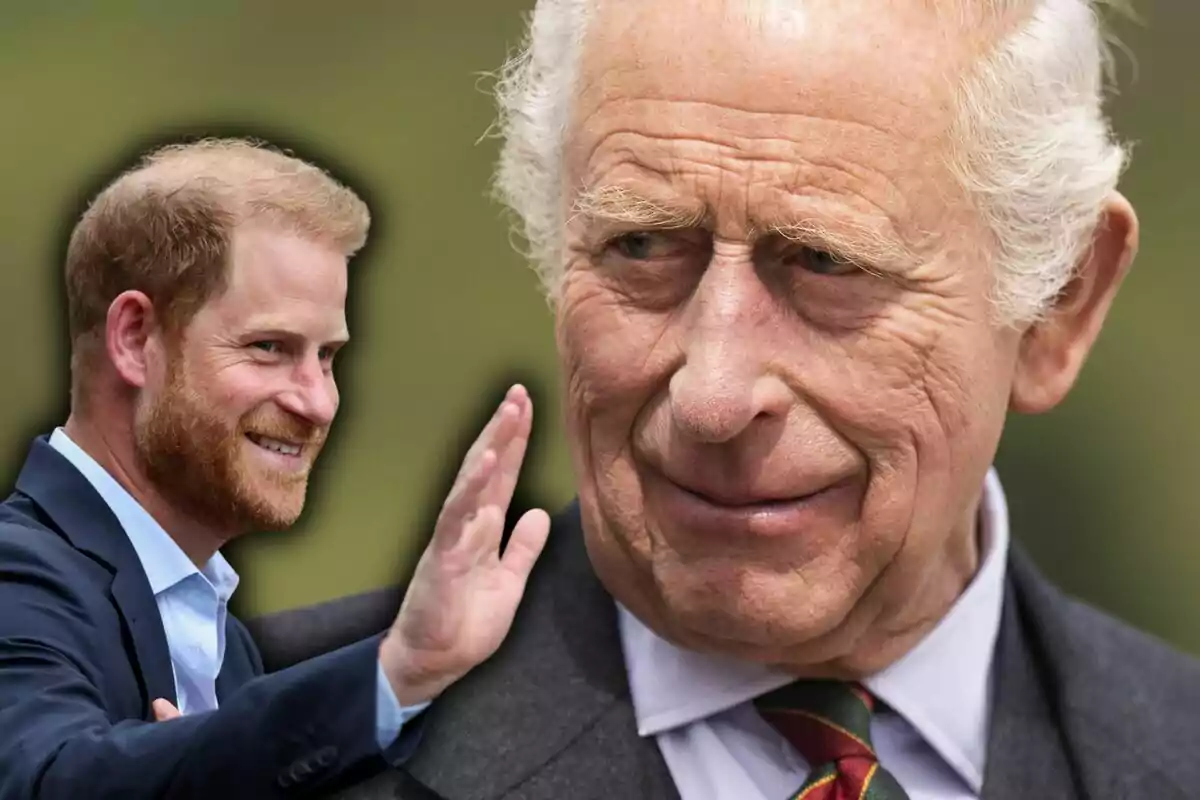 Un home gran de cabells canosos i expressió seriosa apareix en primer pla mentre un home més jove amb barba pèl-roja somriu i saluda al fons. Un home gran de cabells canosos i expressió seriosa apareix en primer pla mentre un home més jove amb barba pèl-roja somriu i saluda al fons.