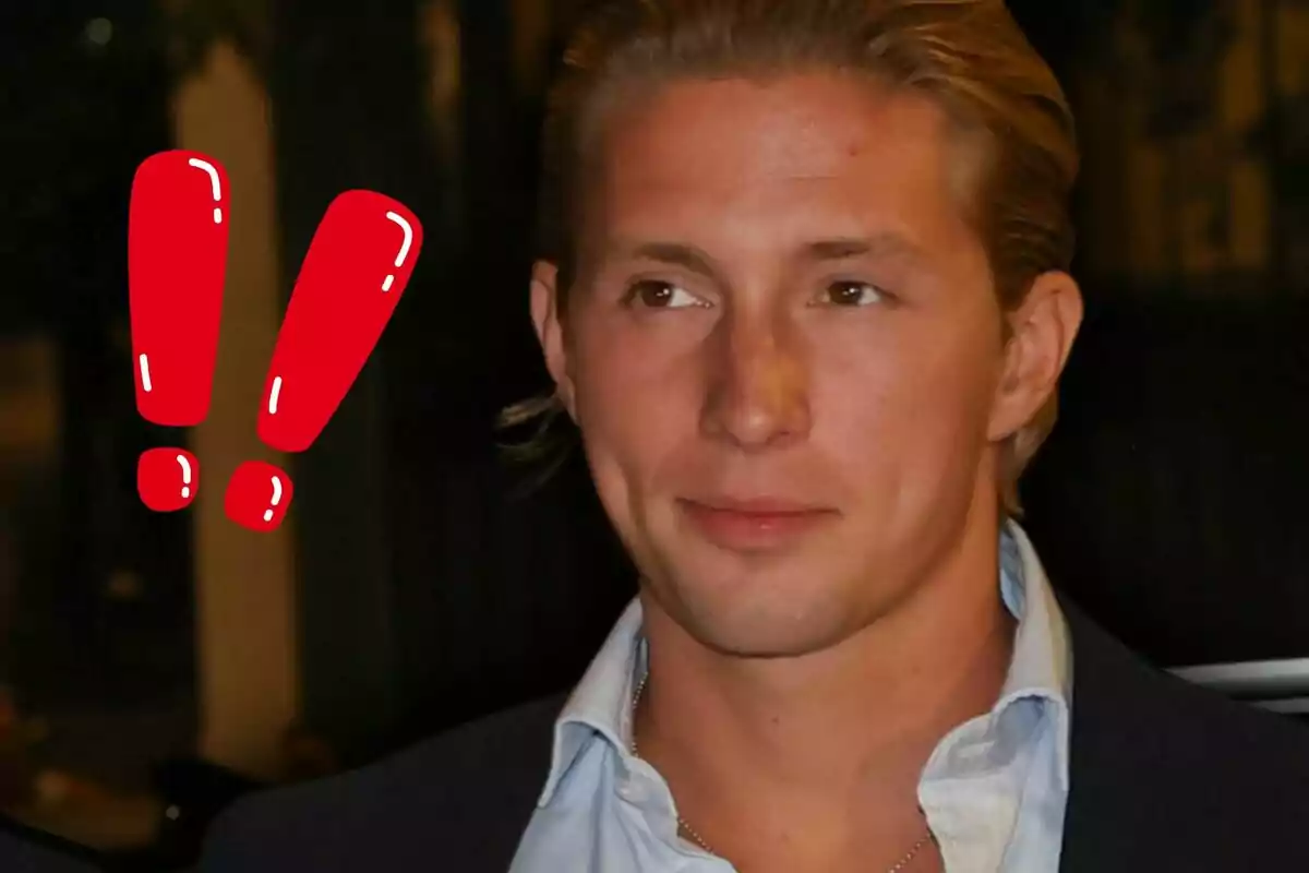 Home de cabells rossos amb expressió seriosa i dos signes d’exclamació vermells dibuixats al seu costat Home de cabells rossos amb expressió seriosa i dos signes d’exclamació vermells dibuixats al seu costat