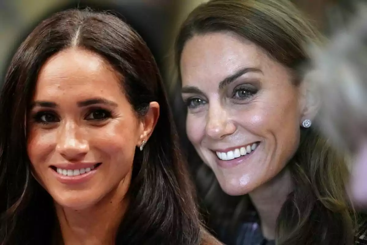 Dues dones somrients amb cabells llargs i foscos posen juntes en primer pla