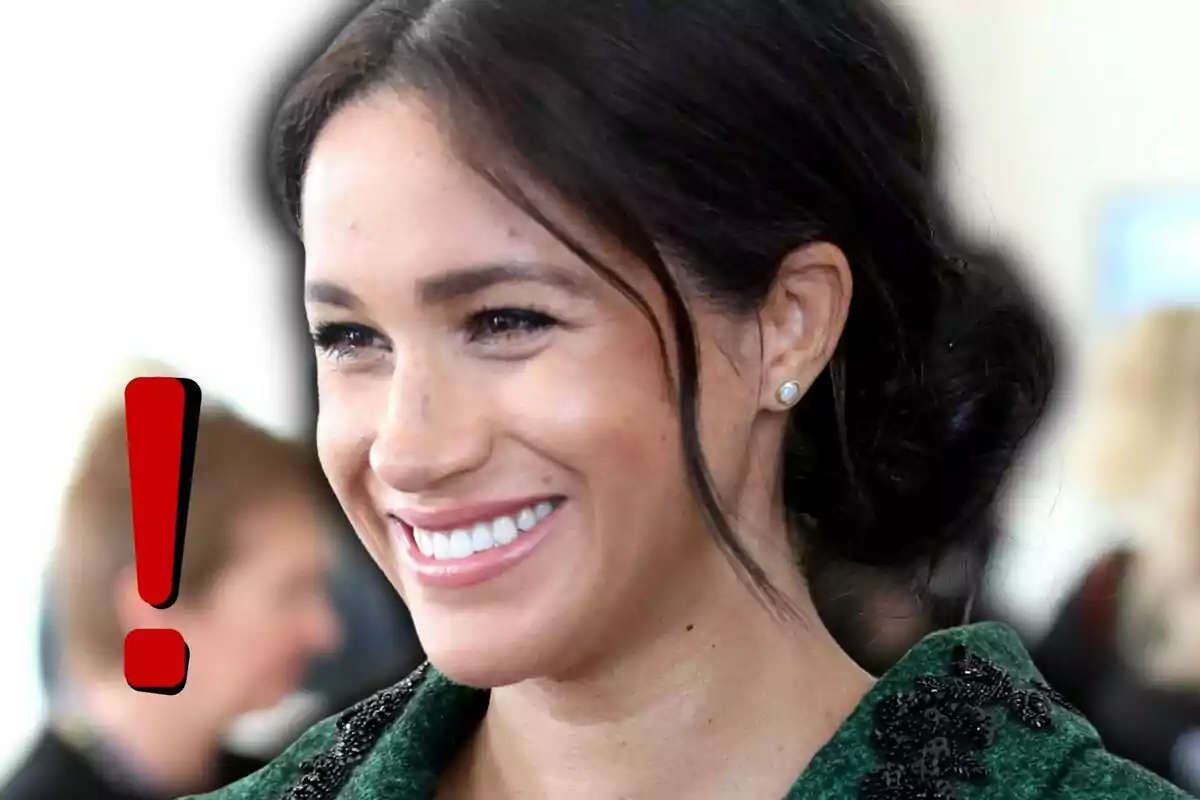 Dona somrient de cabells foscos recollits amb un gran signe d’exclamació vermell al seu costat Dona somrient de cabells foscos recollits amb un gran signe d’exclamació vermell al seu costat