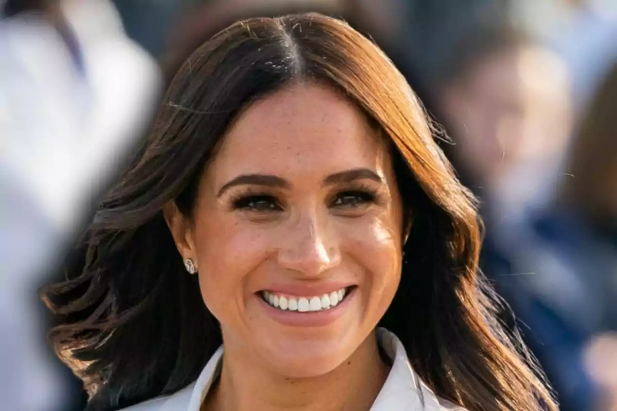 Dona de cabells castanys somrient amb un fons desenfocat