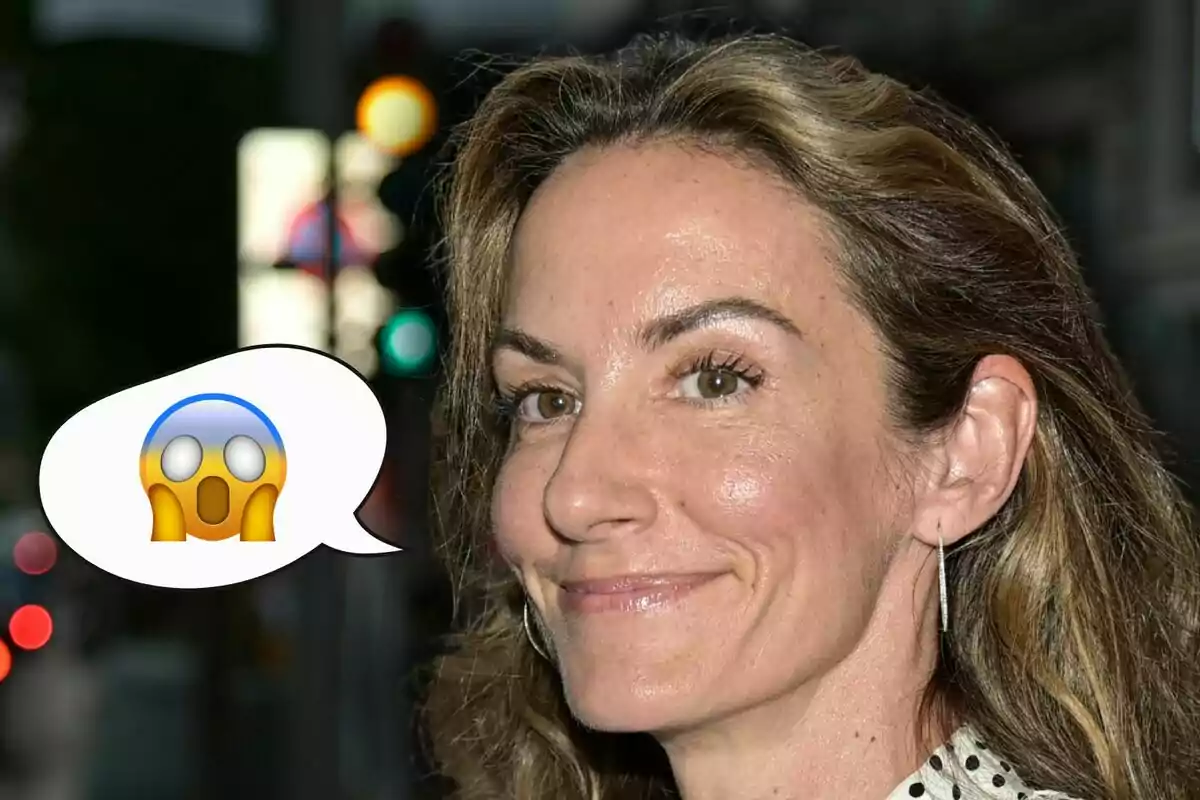 Dona somrient amb un globus de diàleg que conté un emoji de sorpresa Dona somrient amb un globus de diàleg que conté un emoji de sorpresa