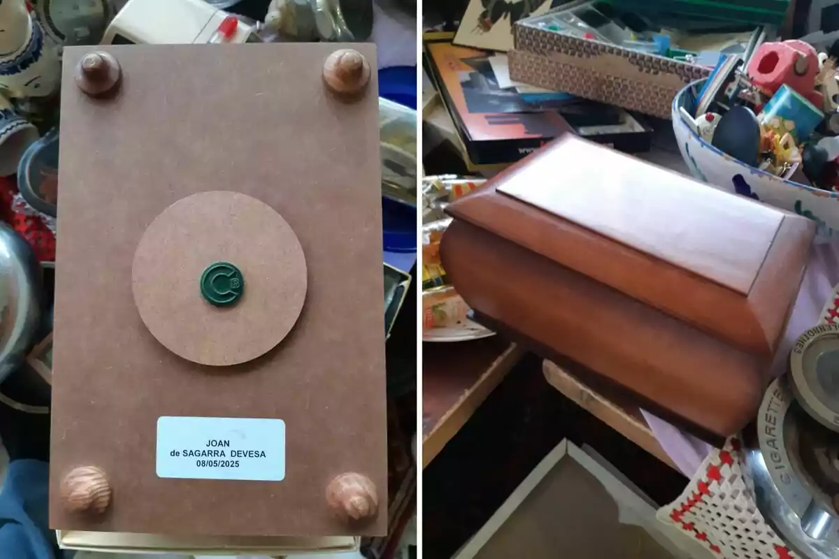 Caja de madera rectangular vista desde abajo y desde un lado, rodeada de varios objetos en una mesa desordenada Caja de madera rectangular vista desde abajo y desde un lado, rodeada de varios objetos en una mesa desordenada