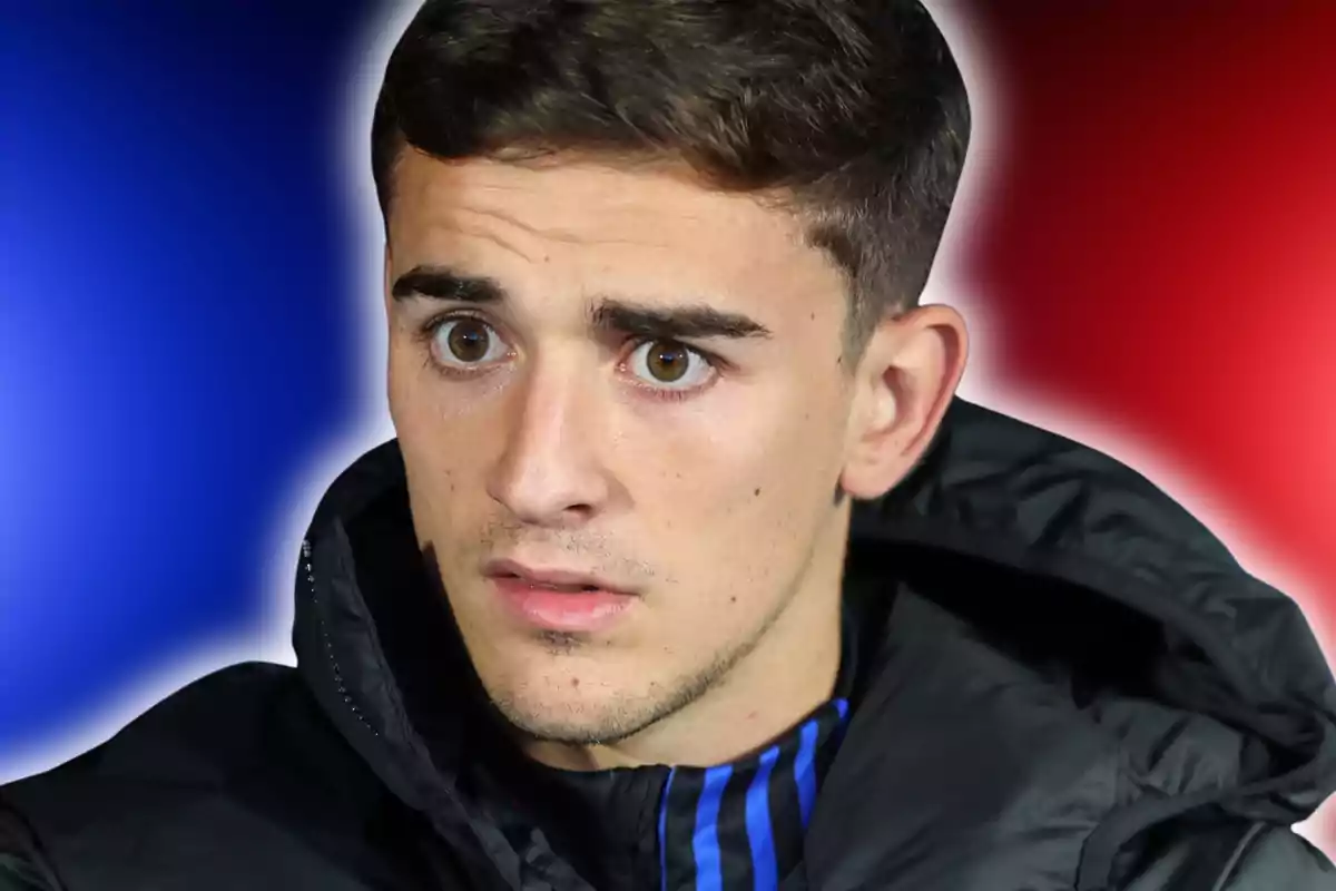 Jove amb jaqueta negra mirant al front amb expressió seriosa i fons degradat en blau i vermell Jove amb jaqueta negra mirant al front amb expressió seriosa i fons degradat en blau i vermell