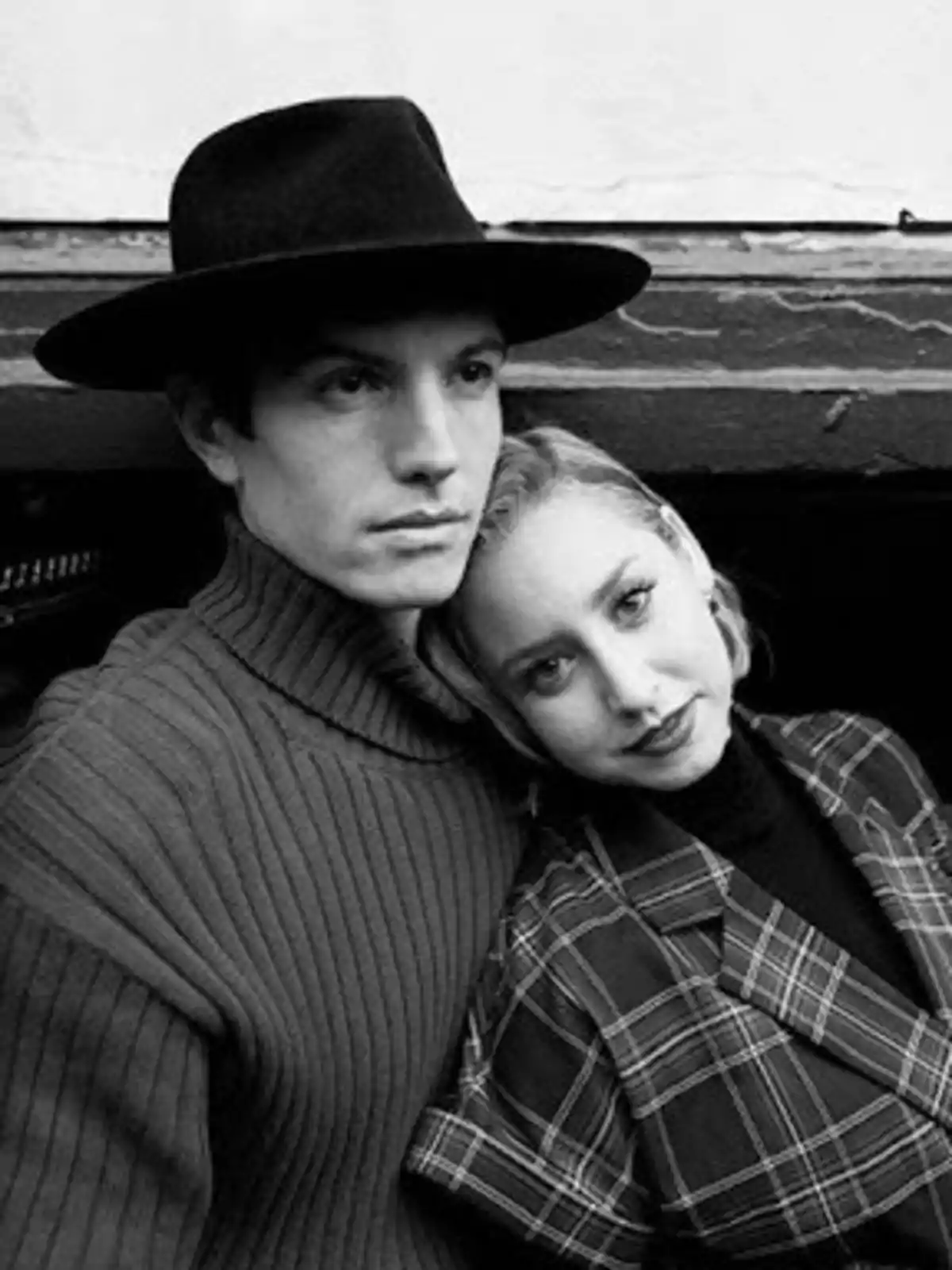 Ian Mellencamp i Jazmin Grace posant junts en una fotografia en blanc i negre, l’home porta un barret d’ala ampla i un jersei de punt mentre la dona recolza el cap a la seva espatlla i porta una jaqueta de quadres. Ian Mellencamp i Jazmin Grace posant junts en una fotografia en blanc i negre, l’home porta un barret d’ala ampla i un jersei de punt mentre la dona recolza el cap a la seva espatlla i porta una jaqueta de quadres.