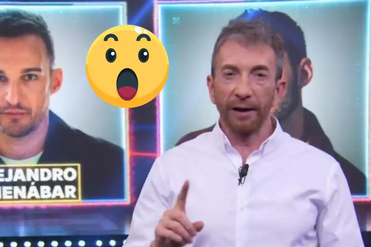 Pablo Motos con camisa blanca habla en un programa de televisión mientras un emoji de cara sorprendida aparece sobre la imagen de fondo de otro hombre Pablo Motos con camisa blanca habla en un programa de televisión mientras un emoji de cara sorprendida aparece sobre la imagen de fondo de otro hombre