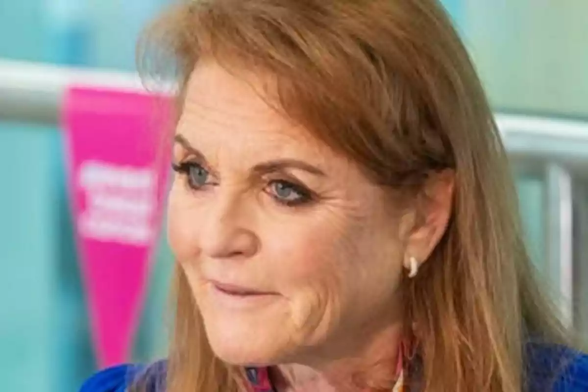 Dona de cabell pèl-roig i ulls clars, que és Sarah Ferguson, amb expressió seriosa en un entorn interior desenfocat.