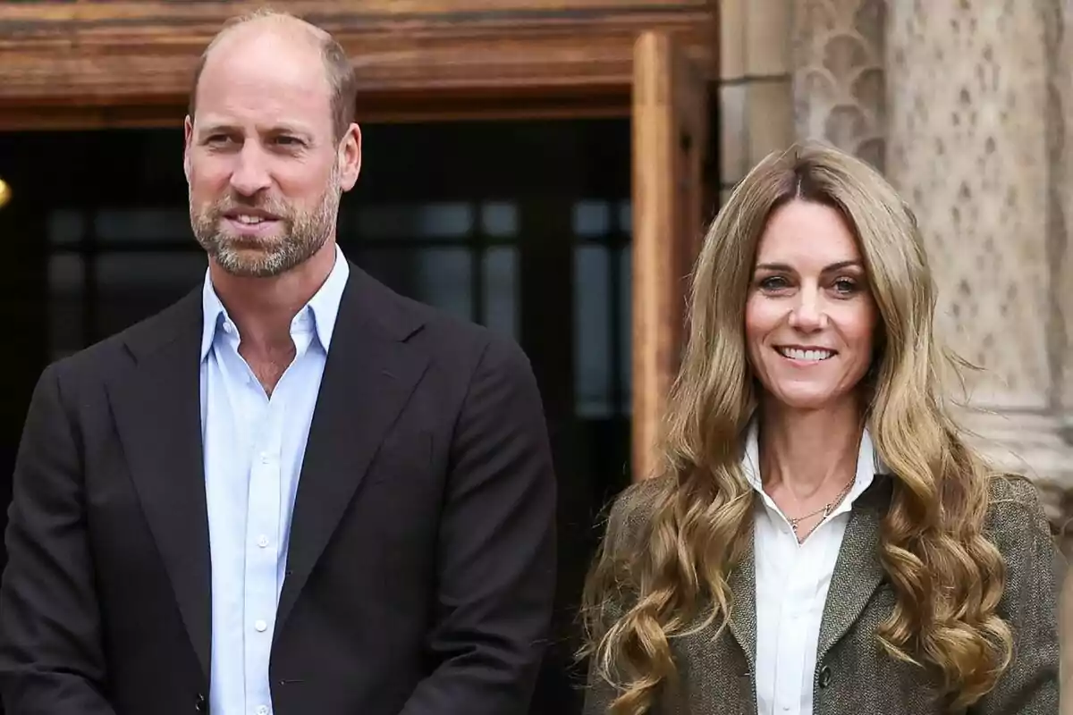 Un home i una dona drets junts a l’aire lliure, tots dos vestits de manera formal i somrient.