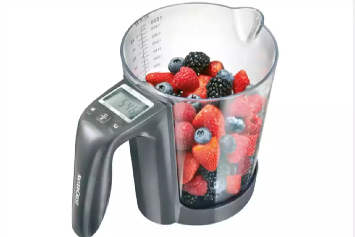 Bàscula de cuina digital amb recipient transparent ple de fruits vermells i móres