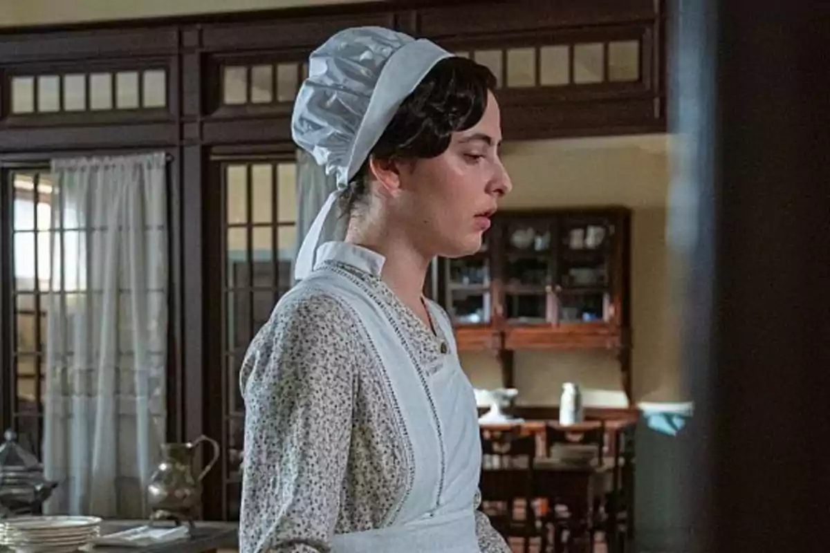 Vera vestida amb uniforme d'antiga minyona i còfia blanca en una cuina antiga. Captura de 'La Promesa' Vera vestida amb uniforme d'antiga minyona i còfia blanca en una cuina antiga. Captura de 'La Promesa'